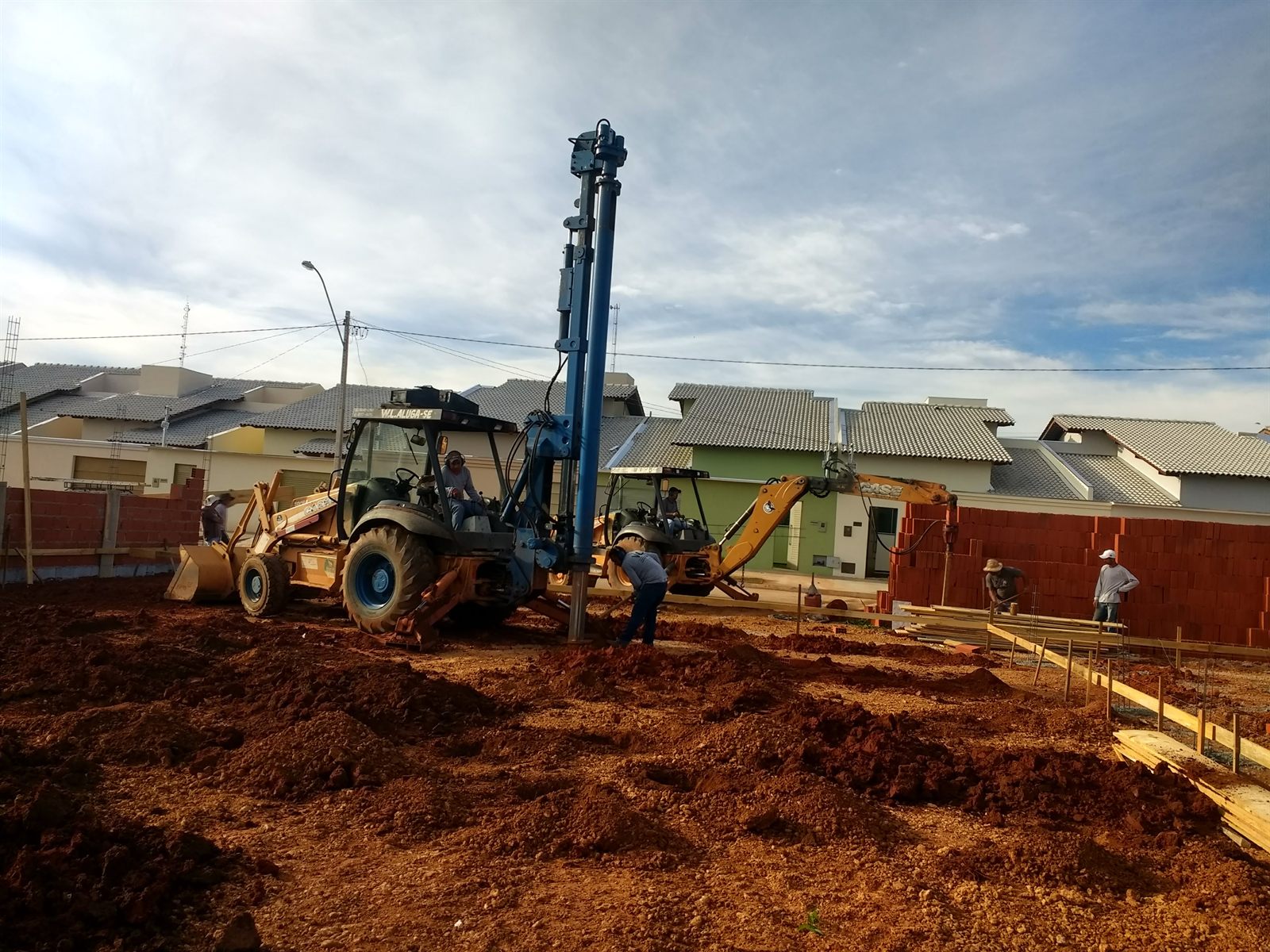 Trabalho de escavação e acerto de talude no terreno