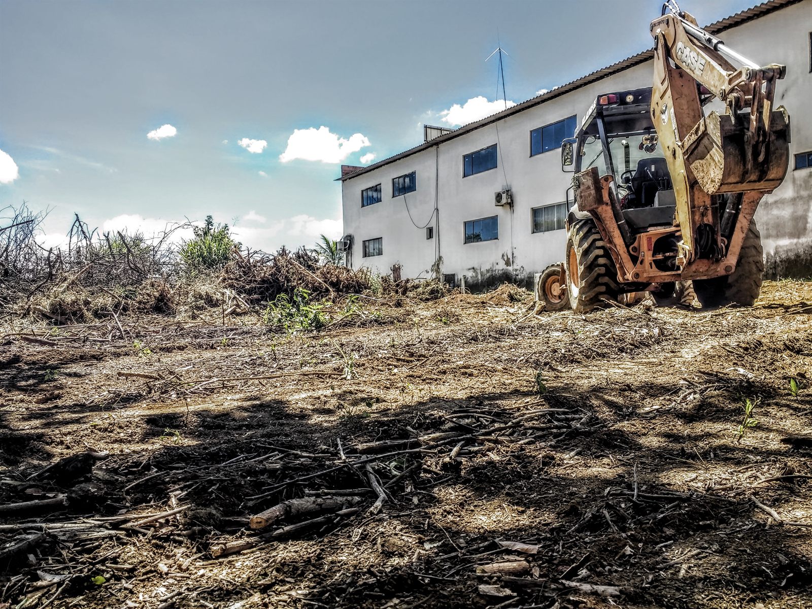Limpeza de área com retirada mecânica de tocos superficiais